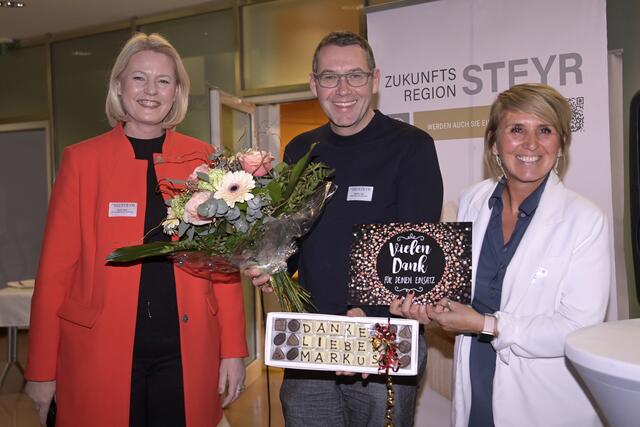 Zur Verabschiedung von Bürgermeister Vogl gab es ein Dankeschön von Nationalratsabg. Katrin Auer und Geschäftsführerin Daniela Zeiner. | Foto: Peter Kainrath