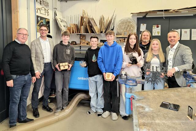 Schüler und Lehrpersonen freuen sich über den neuen Laser Cutter. | Foto: WK Landeck