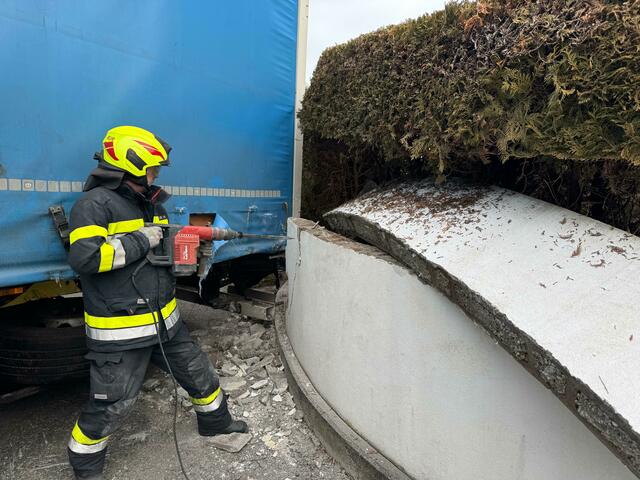 Sogar Mauern mussten weg gestemmt werden, damit der LKW geborgen werden konnte. | Foto: FF Bruck an der Mur