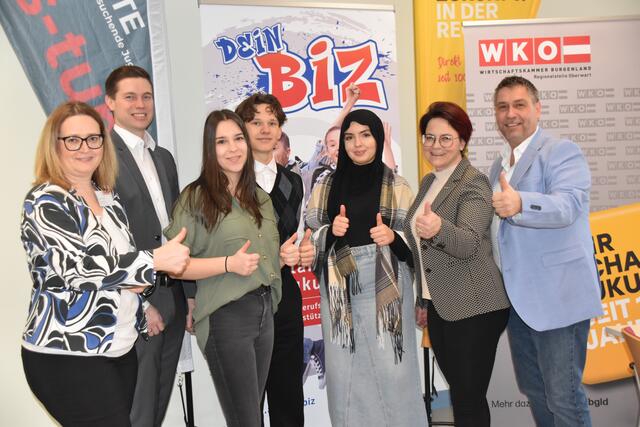 Lehrlingscasting in Oberwart: Verena Schermann (Wirtschaftskammer Oberwart), Daniel Baumann (Bildungsdirektion), Sabrina Glatz, Máté Markó, Sara Elmajdoub, Tanja Stöckl (Wirtschaftskammer Regionalstellenobfrau) und Harald Braun (Geschäftsstellenleiter AMS Oberwart). | Foto: Michael Strini