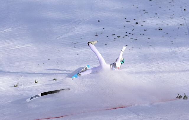 Manchmal endet der Pistenspaß für Wintersportbegeisterte mit einem Unfall. Der Verein für Konsumentenschutz (VKI) gibt Empfehlungen für die richtige Versicherung. | Foto: Borut Zivulovic / REUTERS / picturedesk.com