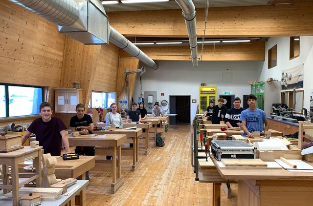 Am Holztechnikum Kuchl ist das praktische Arbeiten ein wichtiger Bestandteil der Ausbildung – Einblicke erhält man anlässlich des Tages der offenen Tür am 5. April oder anlässlich des Sommercamps. | Foto: Holztechnikum Kuchl, Johanna Kanzian