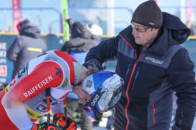 Im Bild: Marco Odermatt aus der Schweiz kurz vor dem Start mit seinem Betreuer | Foto: Land Salzburg / Franz Neumayr