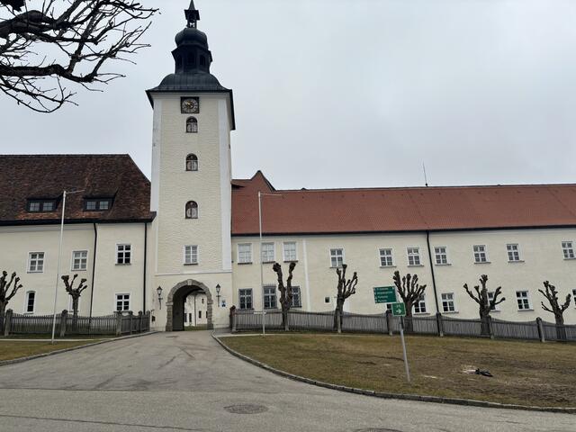 Das Stift Michaelbeuern in der Gemeinde Dorfbeuern prägt den Ort. | Foto: Emanuel Hasenauer