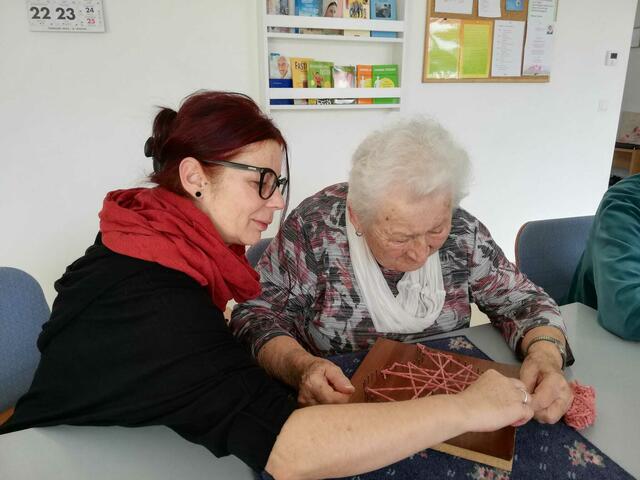 Gemeinsam wird gebastelt. | Foto: Schwinner