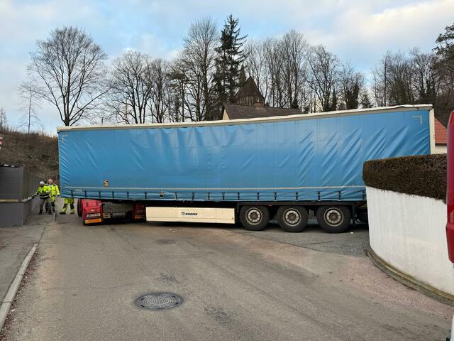 Diesen feststeckenden LKW musste die Freiwillige Feuerwehr Bruck bergen. | Foto: FF Bruck an der Mur