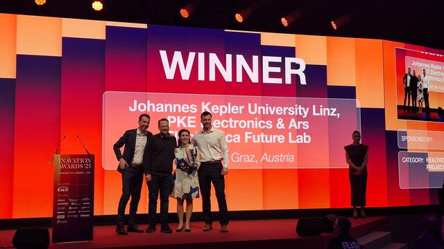 Bei der Preisverleihung in Barcelona: v.l.n.r: Mario Scala (Zentrales Radiologie Institut, Kepler Universitätsklinikum), Roland Haring (Managing Director, Ars Electronica Futurelab), Michaela Hofer (JKU Medientechnik), Julian Niedermair (Zentrales Radiologie Institut, Kepler Universitätsklinikum). | Foto: Patrick Müller