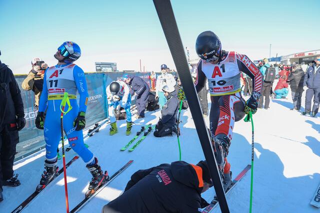 Im Bild Eindrücke vom Abfahrtstraining der Herren auf der 12er Kogel Strecke. Bei den Startvorbereitungen links Dominik Paris (Italien) und Cameron Alexander (Kanada); | Foto: Land Salzburg / Franz Neumayr