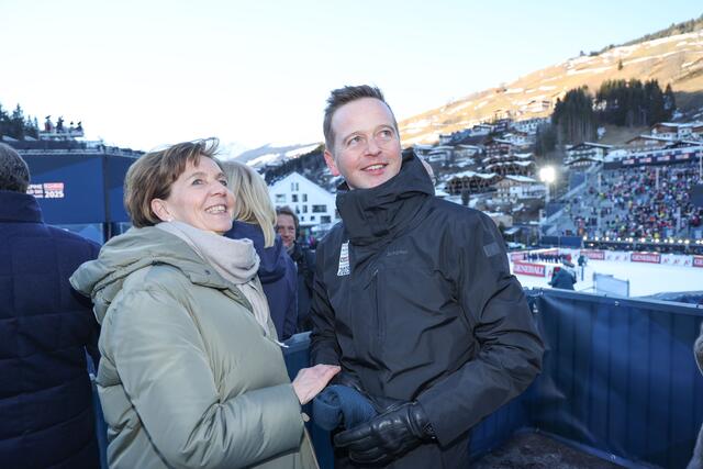 Im Bild v.l.: Landtagspräsidentin Brigitta Pallauf und Bürgermeister Alois Hasenauer (Saalbach-Hinterglemm) bei der Eröffnungsfeier | Foto: Land Salzburg / Franz Neumayr