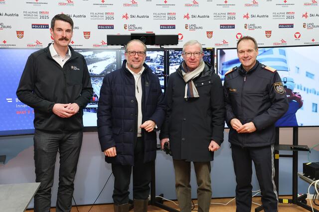 Im Bild: Bernd Wilhelmstätter (Einsatzleiter Bezirkshauptmannschaft Zell am See), Bundeskanzler Alexander Schallenberg, Landeshauptmann Wilfried Haslauer und Landespolizeidirektor Bernhard Rausch in der Einsatzzentrale. | Foto: Land Salzburg / Franz Neumayr