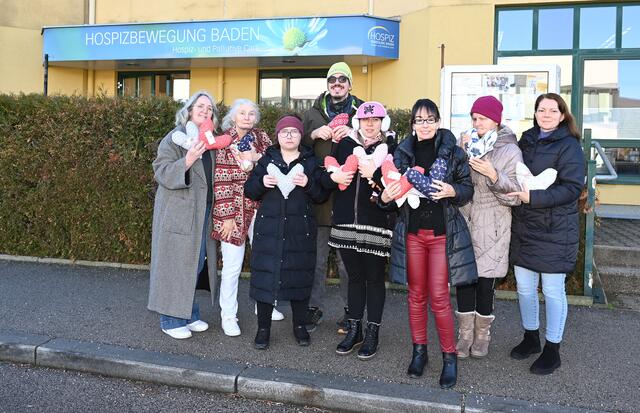 Alice Falb mit Barbara Harucksteiner und Zsuzsanna Alapi-Molnar sowie einigen Kundinnen und Kunden der Tageswerkstätte Wr. Neustadt. | Foto: Sonja Pohl