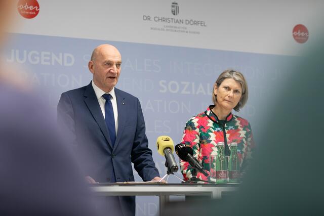 Landesrat Dörfel und Abteilungsleiterin Altreiter-Windsteiger präsentieren das dichte soziale Netz in Oberösterreich. | Foto: Land OÖ/Tina Gerstmair