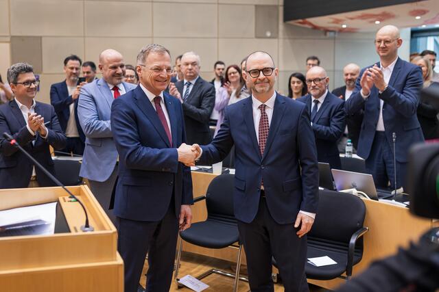 In der heutigen Gemeinderatssitzung wurde Dietmar Prammer (SPÖ) offiziell von Landeshauptmann Thomas Stelzer (ÖVP) als neuer Linzer Bürgermeister angelobt.  | Foto: Land OÖ/Antonio Bayer
