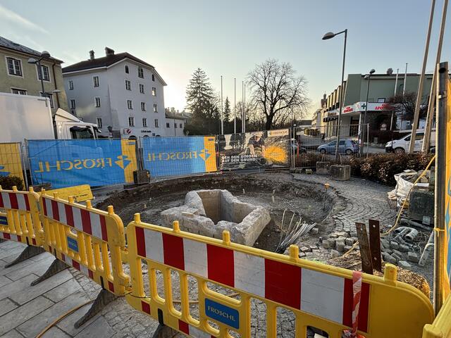 Der Pöhacker-Brunnen bei der Sparkasse in Hall wurde lange Zeit vernachlässigt. Die Stadt nimmt nun eine umfassende Sanierung in Angriff.  | Foto: Kendlbacher