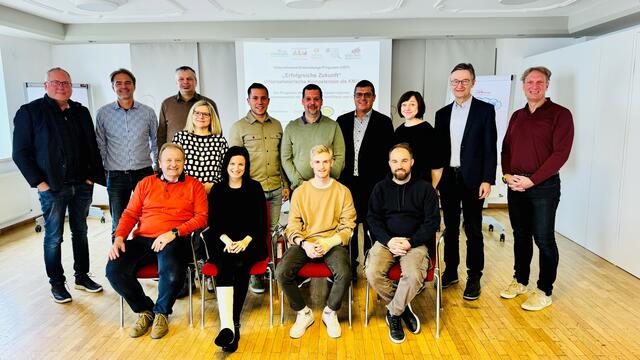 sitzend, von links nach rechts: Martin Pemwieser, Desiree Badegruber, Sebastian Oberneder, Marin Rittberger;
stehend, von links nach rechts: Hubert Schlager, Michael Schöllhammer, Franz Neundlinger, Regina Köberl, Philipp Riegler, Jürgen Pichler, Manfred Hinterndorfer, Sigrid Gillmayr, Franz Tauber, Jürgen Hamader | Foto: Manfred Hinterndorfer