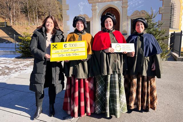 Die Carol Singers konnten ihre Spende an „Telfer helfen Telfern“ mit Unterstützung der Raiffeisenbank Tirol Mitte West auf 1.000,- Euro aufrunden. | Foto: MG Telfs