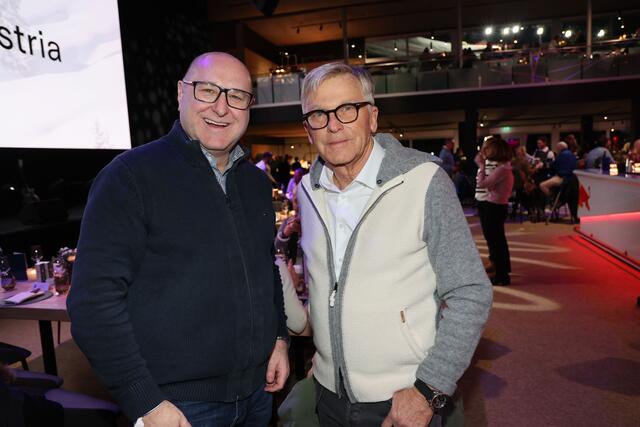 Im Bild: WKS Präsident Peter Buchmüller mit einem Gast des WM-Empfangs. | Foto: Land Salzburg / Franz Neumayr