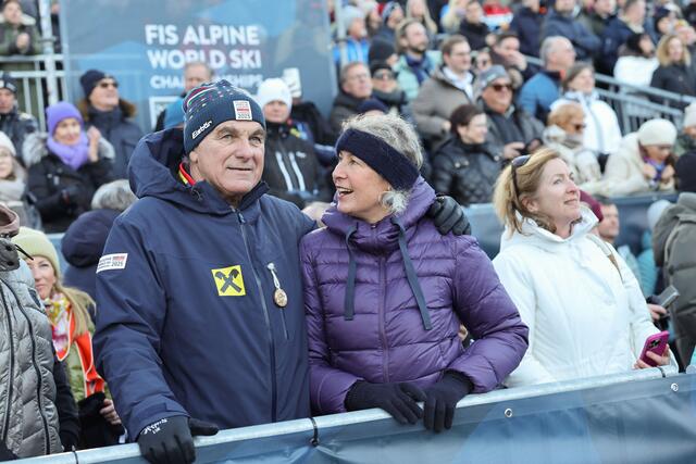 Bartl Gensbichler (Präsident des Salzburger Skiverbandes) mit Petra Kronberger (ehemalige Doppel-Olympiasiegerin und Weltmeisterin bei der WM 1991 in Saalbach-Hinterglemm) bei der Eröffnung der Ski-Weltmeisterschaften in Saalbach-Hinterglemm 2025 | Foto: Land Salzburg / Franz Neumayr