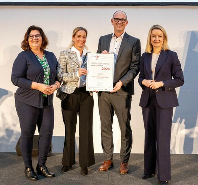 Claudia Schenner-Klivinyi (Geschäftsführung SinnWin), Julia Grünewald (Geschäftsführung Grünewald Fruchtsaft GmbH), Jürgen Klosternig-Fister (Personalleitung Grünewald), Familienministerium - Sektionschefin Bernadett Humer (für Familie &amp; Jugend im Bundeskanzleramt)  | Foto: Harald Schlossko