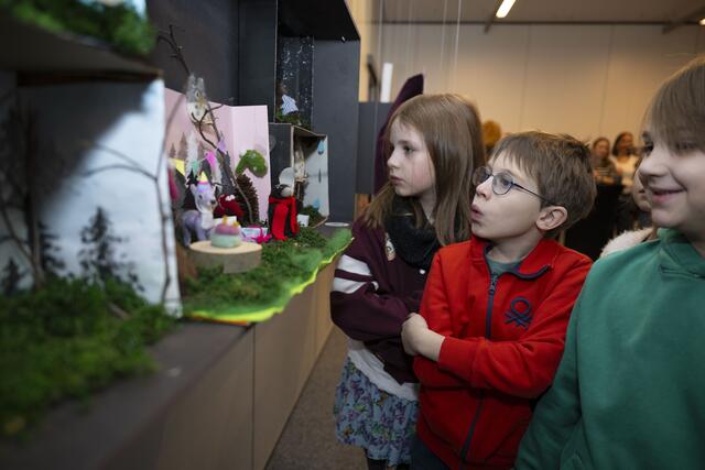 Staunende Kinderaugen freuen sich über die "Geschichten aus dem Schuhkarton" | Foto: AUDIOVERSUM / Geri Berger