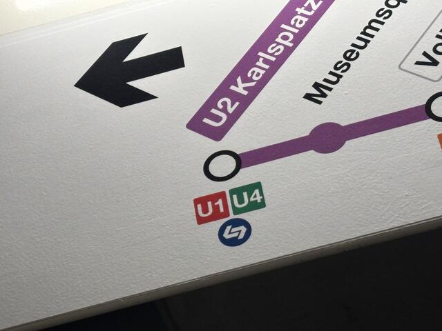 Mit der Wiedereröffnung der U2-Stammstrecke zwischen Schottentor und Karlsplatz wurden auch entlang der lilafarbenen Linie die Netzpläne und Co. erneuert. | Foto: Johannes Reiterits/MeinBezirk
