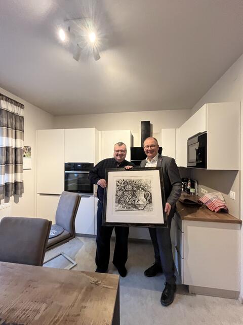 Bürgermeister Bernd Osprian überreichte Walter Ninaus ein Bild von Franz Weiß. | Foto: Heike Rueß/Stadtgemeinde Voitsberg