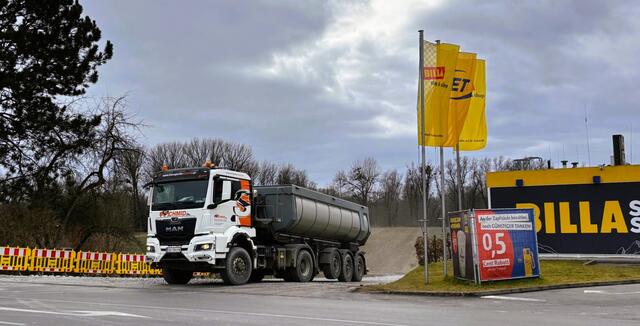 Zwischen der JET Tankstelle und dem Möbelhaus Maier an der Schärdinger Linzer Straße erfolgt die Einfahrt zu den Parkplätzen für die O.Ö. Landesgartenschau. | Foto: Gruber