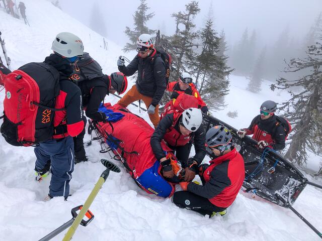 Die Einsatzkräfte der Bergrettung bereiten den Abtransport vor.  | Foto: Bergrettung Steiermark
