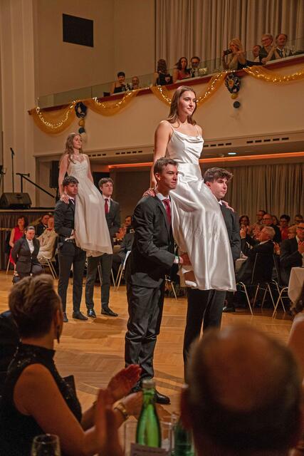 Die Polonaise wurde heuer von den Schülerinnen und Schülern des Gymnasiums Bruck getanzt. | Foto: Rotes Kreuz Bruck