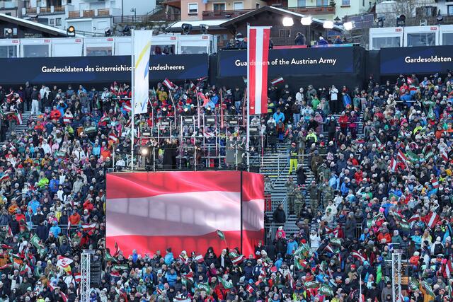 Im Bild: Fans bei der Eröffnungsfeier in Saalbach-Hinterglemm | Foto: Land Salzburg / Franz Neumayr