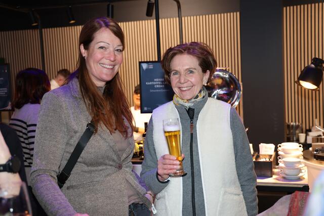 Im Bild v.l.: Landtagsabgeordnete Camilla Schwabl und Landtagspräsidentin Brigitta Pallauf | Foto: Land Salzburg / Franz Neumayr