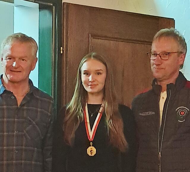 Selina Mayerhofer (Mitte), mit Hans Kröll und Engelbert Rettensteiner (re) | Foto: ASVÖ-Schützenverein Lessach