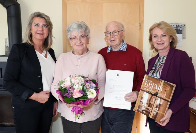 Gemeinderätin Elfie Kreitner, Sieglinde und Herbert Hackl sowie Vizebürgermeisterin Eva Hollerer | Foto: Stadt Krems