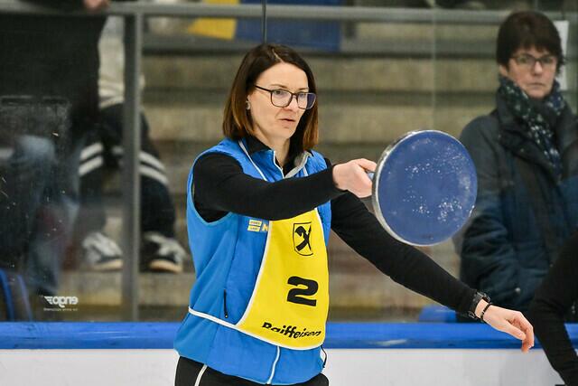 "Einfach mal den Stocksport ausprobieren.", meint Karin Schwarz. | Foto: Herbert Pendl