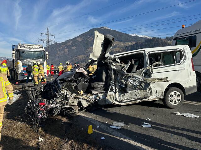 Der Kleintransporter wruden bei dem Unfall völlig zerstört.  | Foto: ZOOM-Tirol