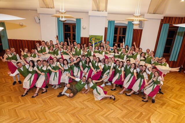 Die Tanzpaare kleideten sich für den Ball mit neuen Trachten ein. | Foto: Arthur