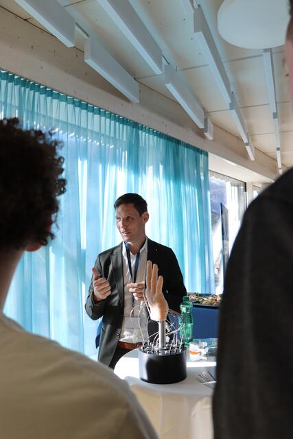 Unter anderem war Bernhard Hollaus vom Studiengang Medizin-, Gesundheits- und Sporttechnologie bei einem der Infopoints anzutreffen. | Foto: Lea Mayr