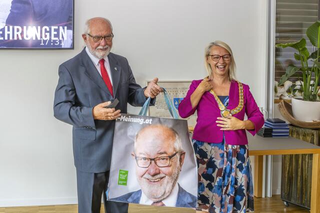 Kreative Idee aus Zwentendorf: Altbürgermeister Hermann Kühtreiber mit einer Tasche, ganz nach seinem Geschmack neben Bürgermeisterin Marion Török. | Foto: Marktgemeinde Zwentendorf