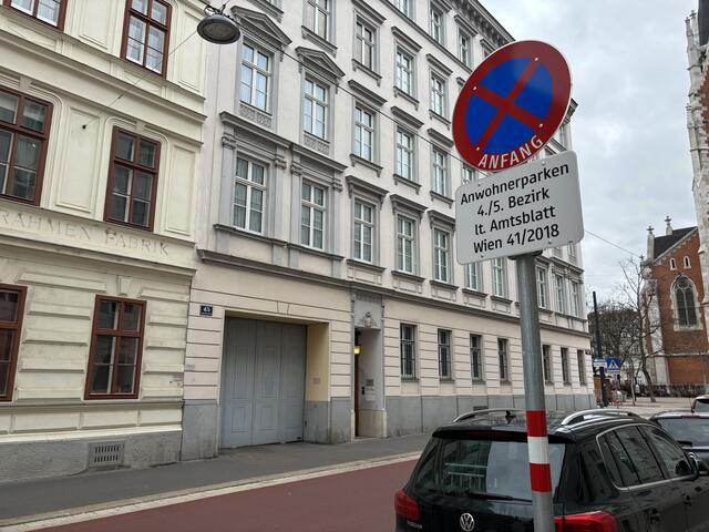 Einige Parkplätze wurden jetzt für Anrainerinnen und Anrainer bei der Argentinierstraße reserviert. | Foto: Michael Marbacher/MeinBezirk