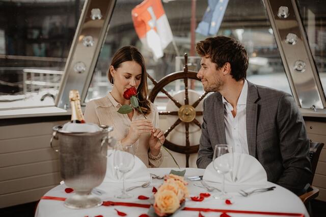 Valentinstag: Für alle, die es lieber bodenständig mögen, bietet sich eine romantische Abendschifffahrt entlang der Wiener Waterfront an. | Foto: DDSG Blue Danube / Emanuel Kaser