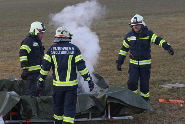 Die vom Brand selbst betroffenen Teile des offensichtlich selbstkonstruierten Stromspeichers wurden ins Freie gebracht und zur Abkühlung in ein dafür errichtetes Wasserbecken gegeben. | Foto: laumat/Matthias Lauber
