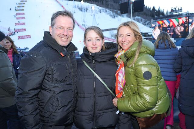 Im Bild: Gastronom Andreas Gfrerer mit Ehefrau Julia und Tochter bei der Eröffnungsfeier | Foto: Land Salzburg / Franz Neumayr