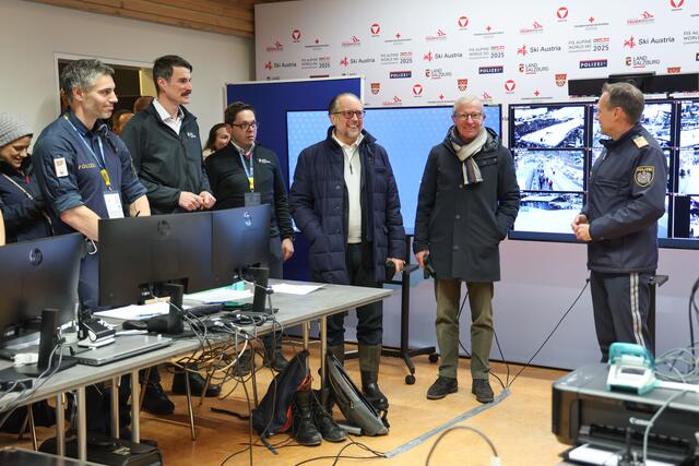 Im Bild: Bernd Wilhelmstätter (Einsatzleiter Bezirkshauptmannschaft Zell am See), Bundeskanzler Alexander Schallenberg, Landeshauptmann Wilfried Haslauer und Landespolizeidirektor Bernhard Rausch in der Einsatzzentrale. | Foto: Land Salzburg / Franz Neumayr