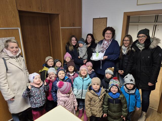unter den Kindern: Betreuerin Elisabeth Burger, Kindergartenleiterin Claudia Kerndler, Betreuerin Nicole Hutterer, Amtsleiterin Helga Krajcovic, Betreuerin Michaela Müllner, Pädagogin Simone Halmschlager | Foto: Markgemeinde Wölbling