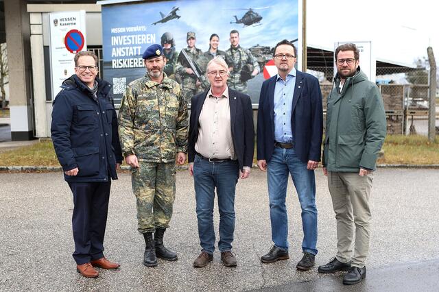 Die Welser Hessen-Kaserne verfügt nun dank der eww über klimafreundliche Fernwärme: Wolfgang Nöstlinger (eww Vorstand), Oberstleutnant Johannes Humer (geschäftsführender Kasernenkommandant), Franz Aigner (Leiter Militärservicezentrum 7), Harald Bauernfeind-Pabst (Leiter Gebäudeaufsicht Wels, Militärservicezentrum 7), Florian Niedersüß (eww Vorstand). | Foto: eww