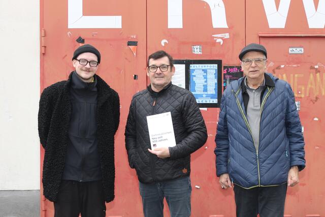 Tobias Spinka (Kurve), Leopold Hackl-Lehner und Peter Oberbichler (v. l.) freuen sich über viel Betrieb in der Alten Feuerwehrhalle. | Foto: MeinBezirk/Gernot Fohler