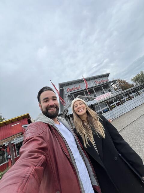 DJ Philipp "Zeus" Pflügl aus Scheibbs mit Moderatorin Claudia Sandler aus Pöggstall vor dem ehemaligen Outback Roadhouse in Ybbs an der Donau | Foto: Zeus Production
