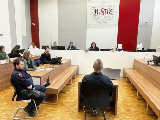 Die erfahrene Strafrichterin Birgit Falb (unter dem Schild Justiz) leitete den Prozess mahnend, lautstark und souverän. | Foto: Gernot Heigl