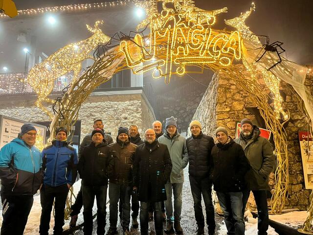 vor v.l.n.r.: Kommandant FF Reutte ABI Alexander Ammann, Kommandant-Stv. FF
Reutte OBI Roland Hauser, BFI Lienz Franz Brunner, BFI Kitzbühel Bernhard Geisler, BFI IBK-Land Michael Neuner, BFI Landeck Martin Raffeiner, LFI Ing. René Staudacher, BFI Imst Stefan Rueland, BFI Schwaz, Stefan Geisler
hinten v.l.: BFI Kufstein Daniel Moser, Armin Walch, BFI Reutte Wolfgang Scheucher | Foto: Burgenwelt Ehrenberg