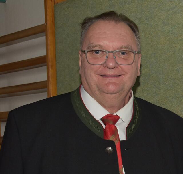Bürgermeister Josef Bindreiter nahm sich um das Bus-Thema an. Die Linie 382 zwischen Bad Kreuzen-Grein-Bad Kreuzen fährt wieder an unterrichtsfreien Werktagen. Josef Bindreiter ist Sprecher VErkehrsverbund Bezirk Perg. Er setzt sich immer wieder ffür verbesserte Verbindungen, neue Haltestellen usw. ein.  | Foto: Zinterhof